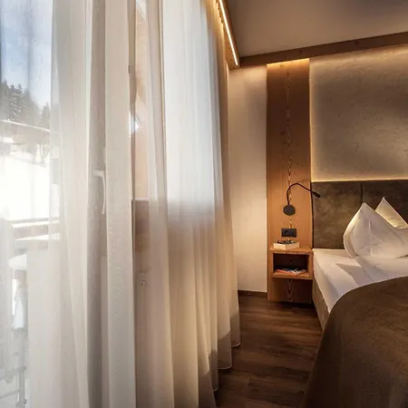 Almhotel Lenz 3*